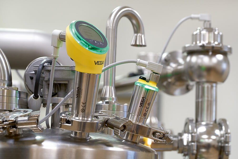 VEGA-givare uppfyller de högsta hygienkraven och utgör den idealiska lösningen för varje installationssituation. Tack vare sina standardiserade anslutningar, såsom M12 eller ventilkontakter, kan givarna snabbt och enkelt integreras i befintlig systemarkitektur.