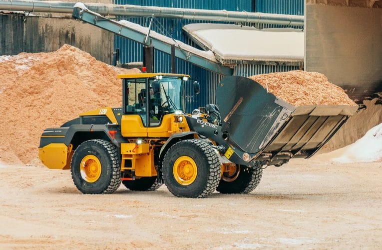 Tufft test av Volvo L120 Electric i kylan på sågverk