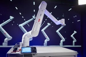 PoWa™ cobot från ABB Robotics, driven av styrplattformen OmniCore™ och utvecklad för höghastighetsapplikationer i kompakta industrimiljöer.
