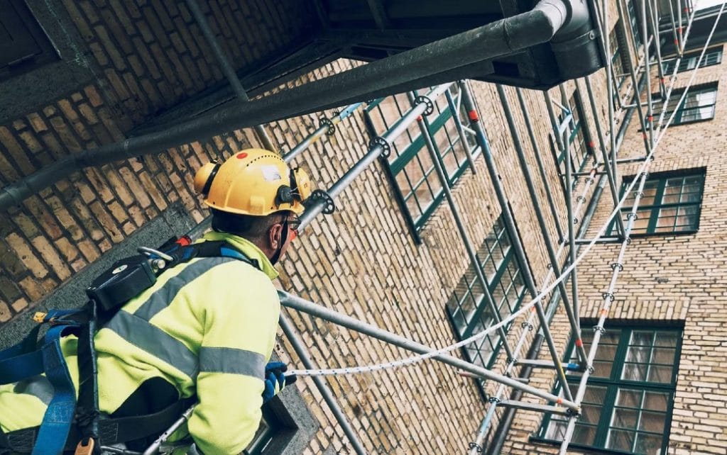 Nio av tio tycker byggarbetsplatsen känns säker – men var tionde slarvar med fallskydd