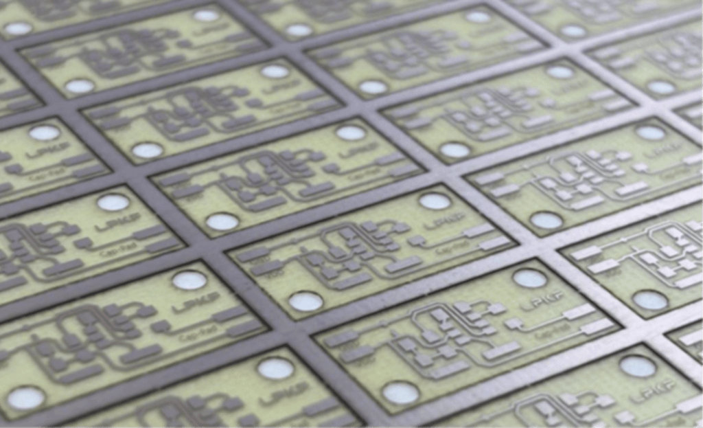 Att Producera Prototyper i PCB mönsterkort med våra Lasersystem är både snabb och effektivt se nedan. PCB Mönsterkort på under 35 sek.