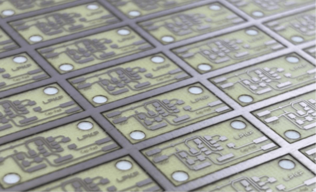 Att Producera Prototyper i PCB mönsterkort med våra Lasersystem är både snabb och effektivt se nedan. PCB Mönsterkort på under 35 sek.