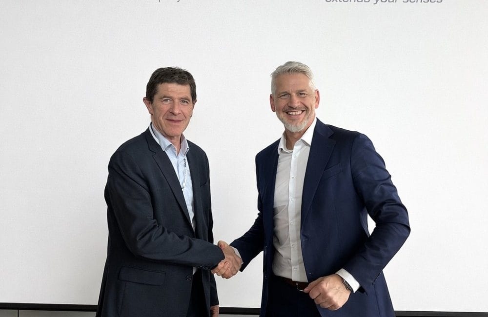 Marc Enjalbert, vd för APEM SAS, och Sascha Kunzmann, vd för Alps Alpine Europe.