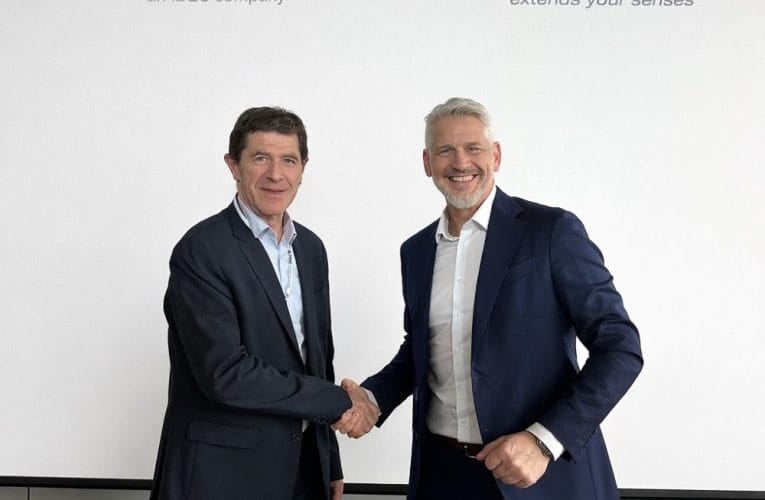 Marc Enjalbert, vd för APEM SAS, och Sascha Kunzmann, vd för Alps Alpine Europe.
