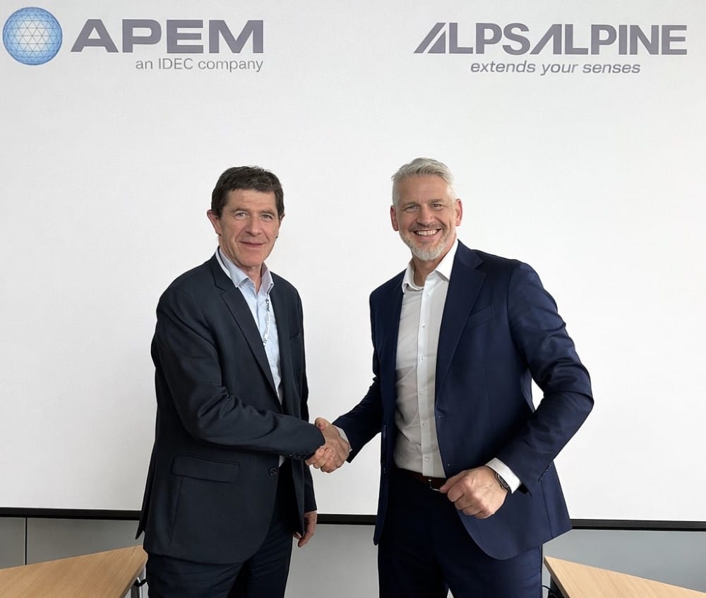 Marc Enjalbert, vd för APEM SAS, och Sascha Kunzmann, vd för Alps Alpine Europe.