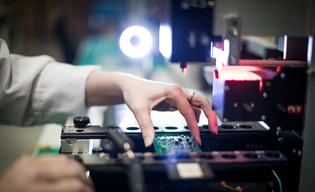 PROTO-ELECTRONICS stärker sitt erbjudande för snabb prototyptillverkning online för flyg-, försvars- och rymdsektorn med EN9100-certifiering