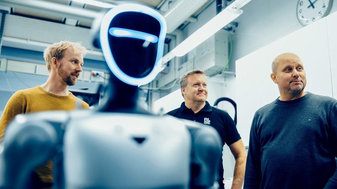 Från vänster: Martin Kivijärvi Sundin, forskare vid RISE, David Engberg, Programansvarig, testbädd för hållbar komposittillverkning på RISE och David Mattsson, chef för RISE verksamhet inom kompositteknik, i Piteå.